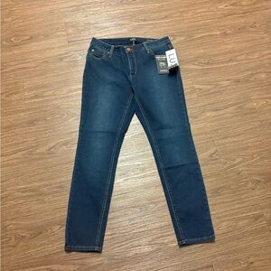 Jones New York size 6 Lexington, curvy jeans. NWT QUALITY AND COMFORT.